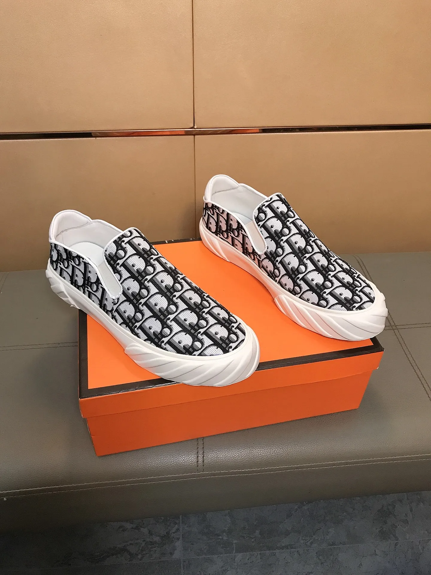 Factory price 380 👉👉[Dior] Dior’s latest model is carefully crafted and set off the audience! An international brand that continues to innovate. This men's high-top all-season casual shoe is made of brand printed material on the upper, pigskin lining and rubber non-slip outsole. It is breathable and comfortable and speaks for itself with quality👄 Size: 38-44